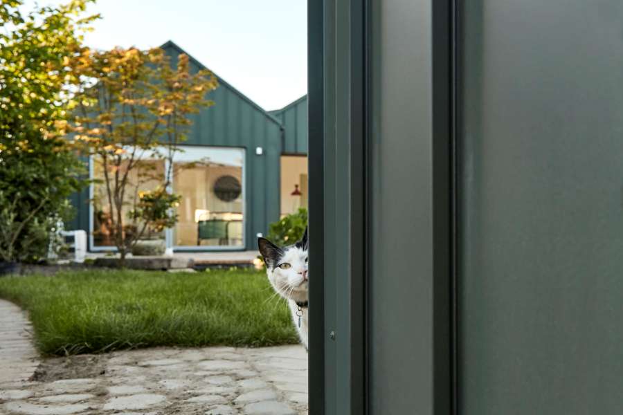 Von einem Architekten entworfenes und mit Stahlprofilen verkleidetes Freizeithaus